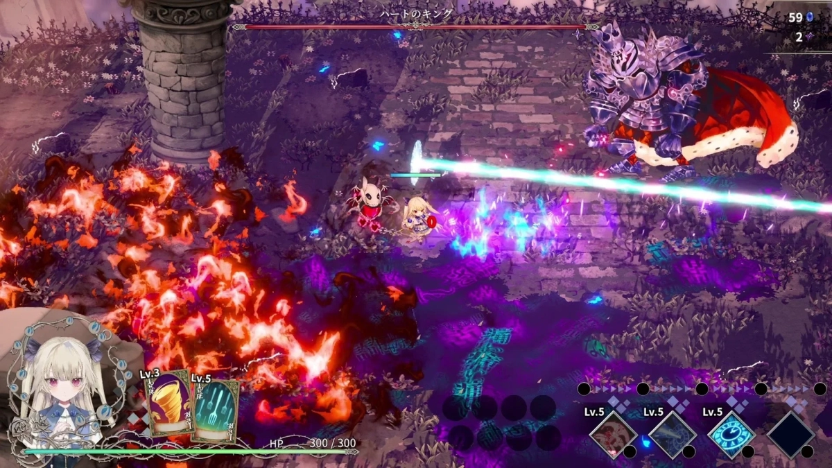 ファンタジーRPGのボスバトル画面です。小さな女性キャラクターと白いクリーチャーが、巨大な鎧のボス「ハートのキング」と戦っています。画面にはHPやスキルレベルなどのUIが表示されており、魔法のエフェクトが飛び交う激しい戦闘の様子が描かれています。