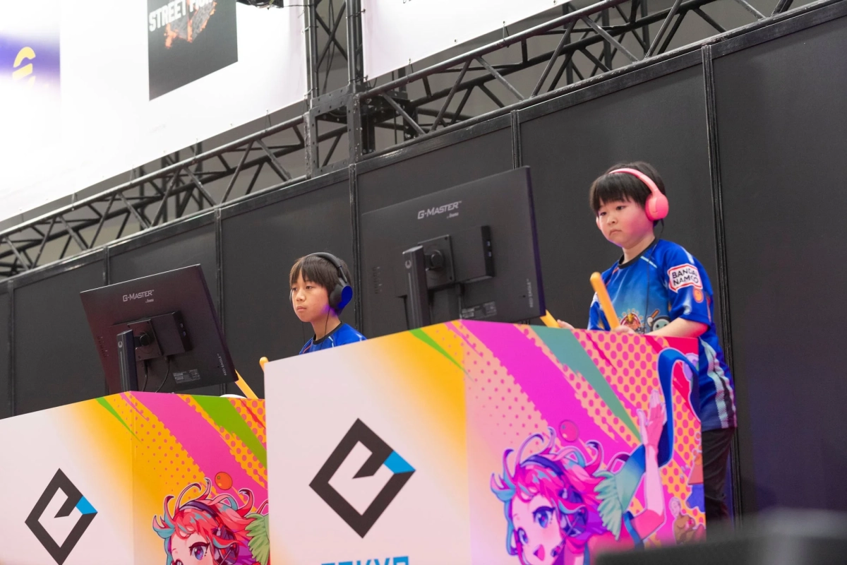 ゲームを楽しむ子供たち