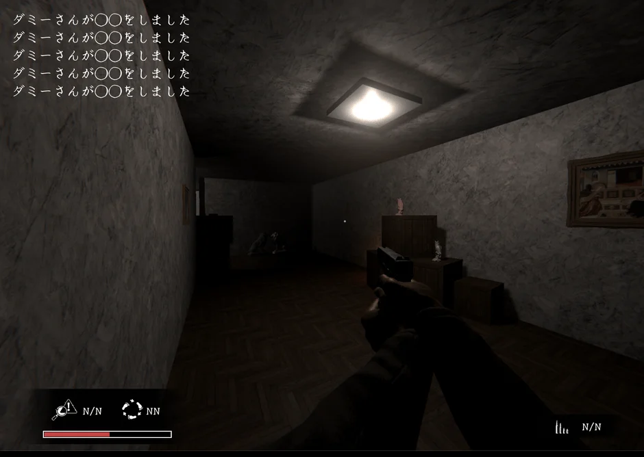 暗い廊下でピストルを構える一人称視点のゲーム画面