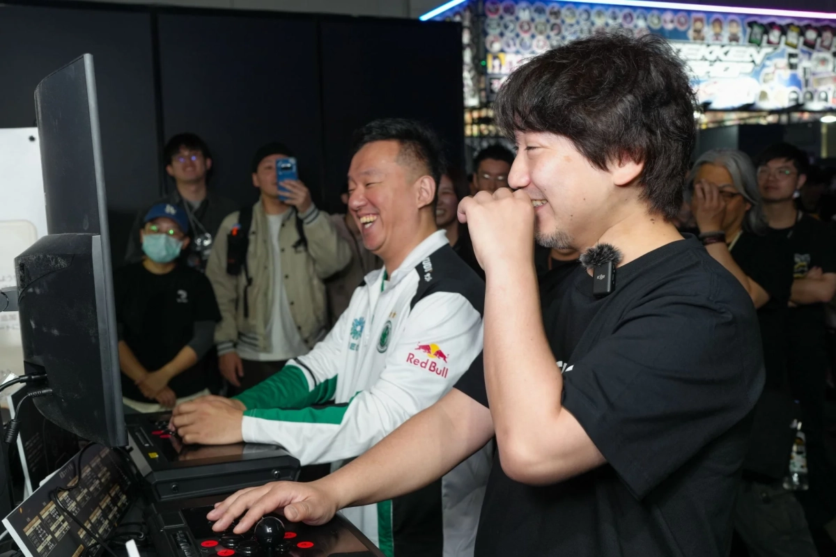 梅原大吾選手とET選手がゲームを試遊する様子
