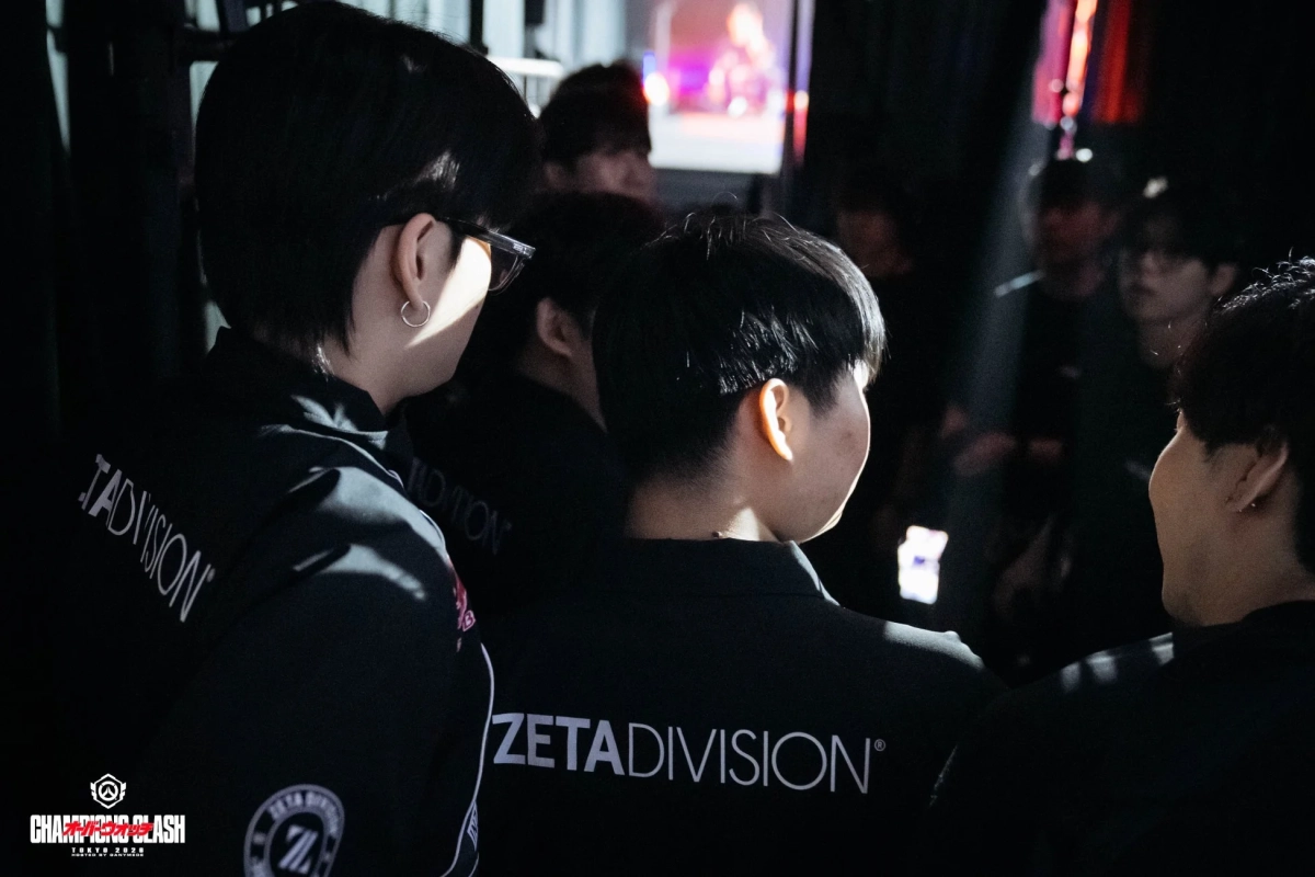 ZETA DIVISIONのユニフォームを着た数人が、eスポーツイベント「CHAMPIONS CLASH TOKYO 2020」の会場で、何かを見つめる後ろ姿を捉えた写真です。