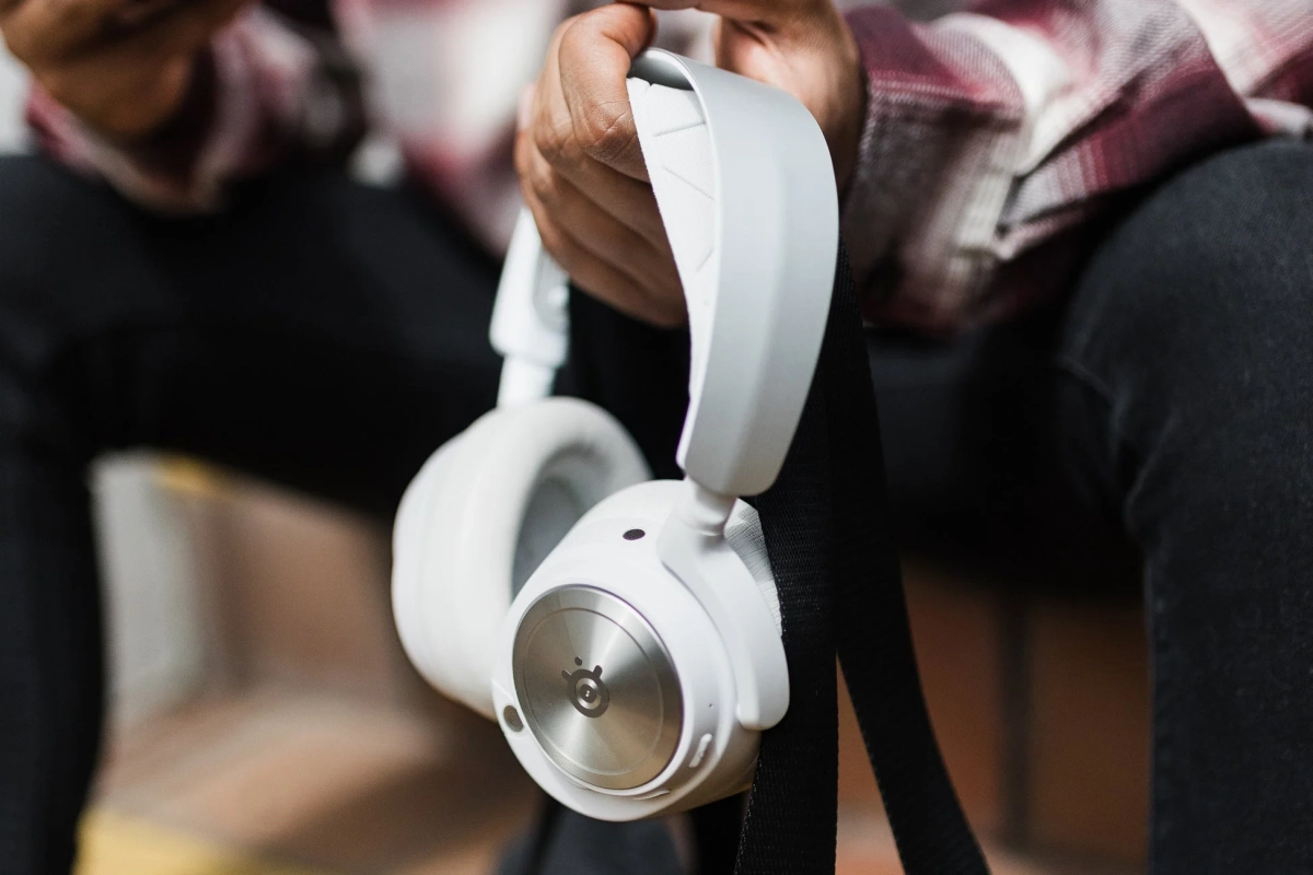 SteelSeriesロゴ入り白いヘッドホン