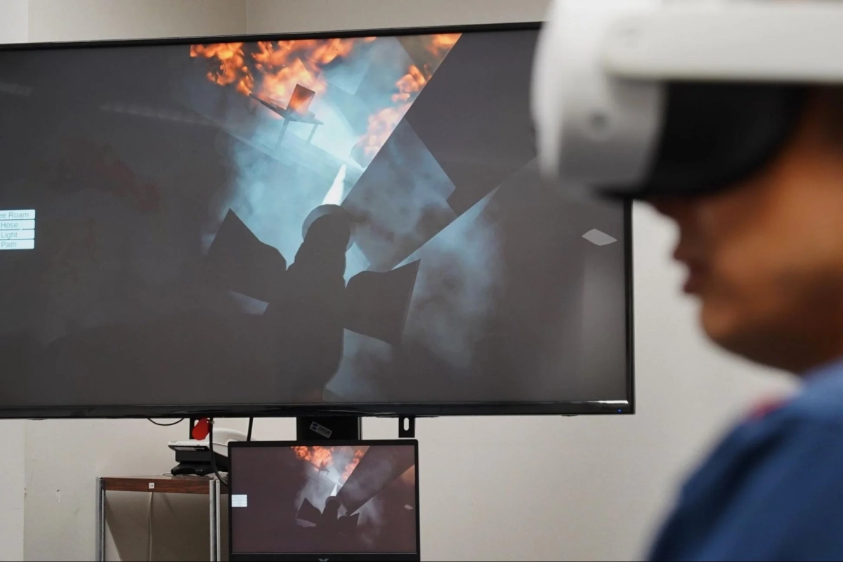 VRヘッドセットを装着した人物