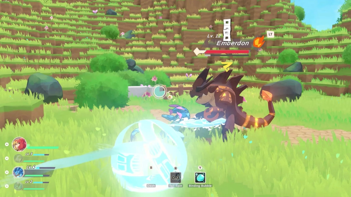 ブロック調の草原を舞台にモンスター同士がバトルを繰り広げているゲーム画面