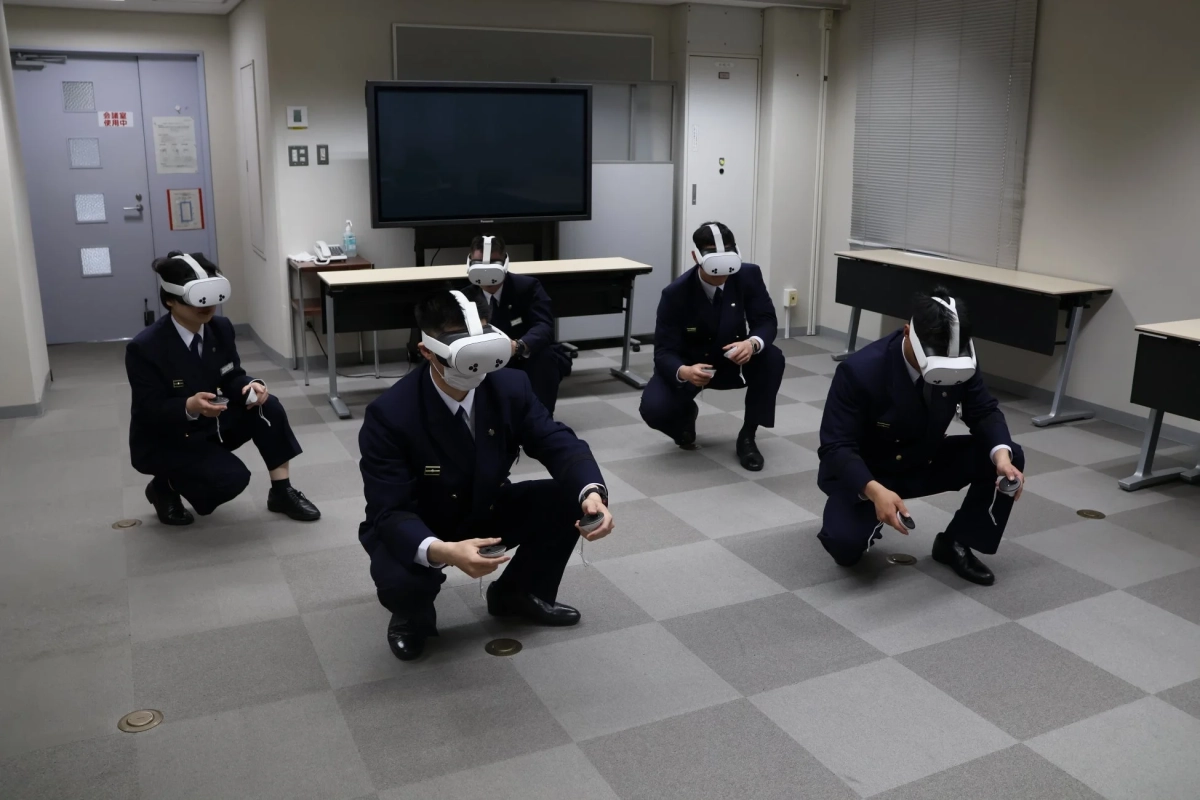 会議室でVRトレーニングを受ける人々