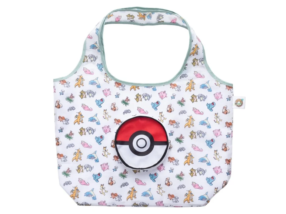 様々なポケモンキャラクターがプリントされた白色のエコバッグです。中央にはモンスターボールのデザインがあり、可愛らしく実用的なアイテムです。