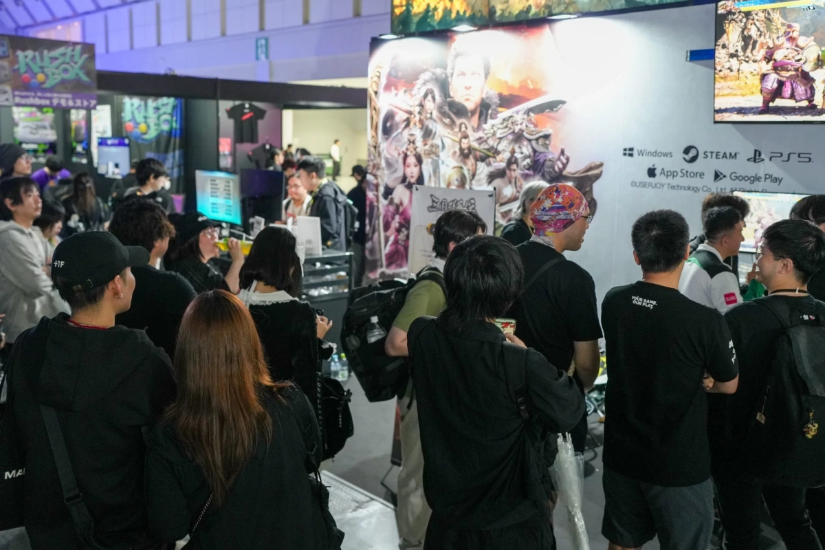 EVO Japan会場でゲームブースに集まる来場者の様子