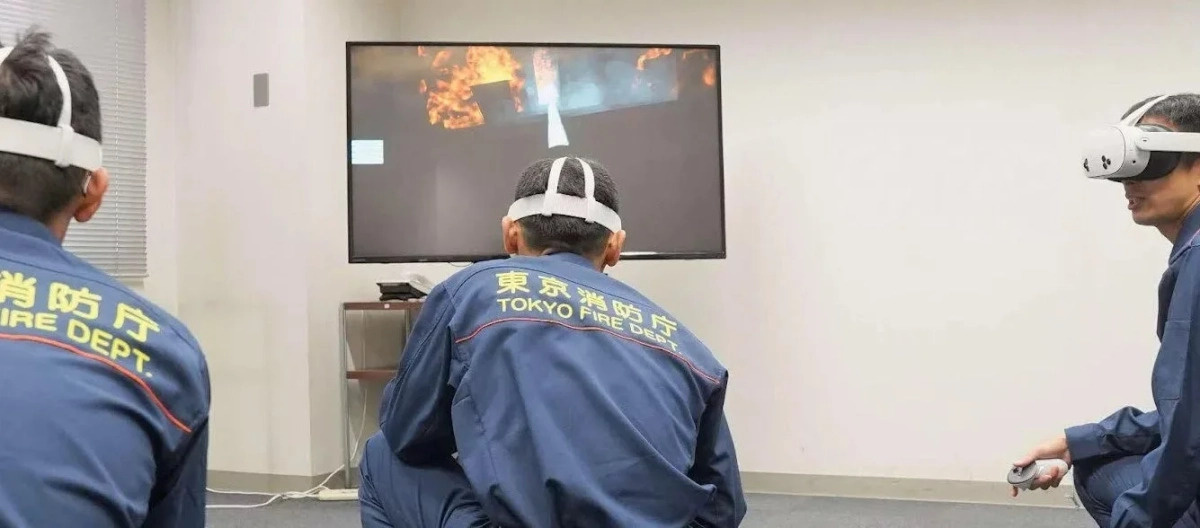 東京消防庁の職員がVR訓練を行っている様子