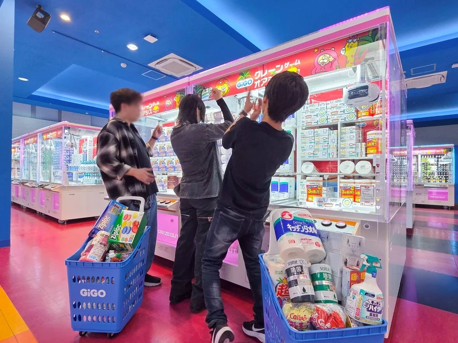 クレーンゲームに並ぶ日用品の景品