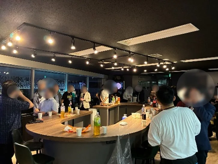 バーカウンターでの交流