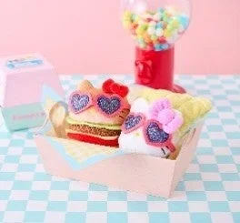 ハローキティ風のぬいぐるみとハンバーガーのぬいぐるみが、可愛らしい紙トレイに入っています