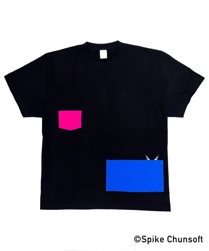 ピンクと青のパッチがデザインされた黒いTシャツ