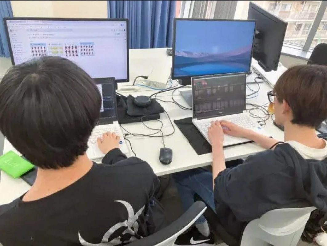 オフィス、デスクワーク、プログラミング、開発、PC作業、ラップトップ、モニター、共同作業、エンジニア