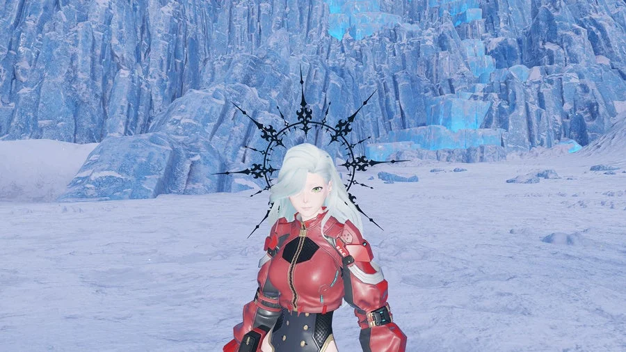 白い髪と赤いジャケットを着たキャラクターが、雪と青く輝く氷の壁に囲まれた幻想的な風景の中に立っています。