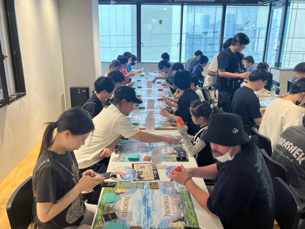 講習会でカードゲームを楽しむ参加者たち