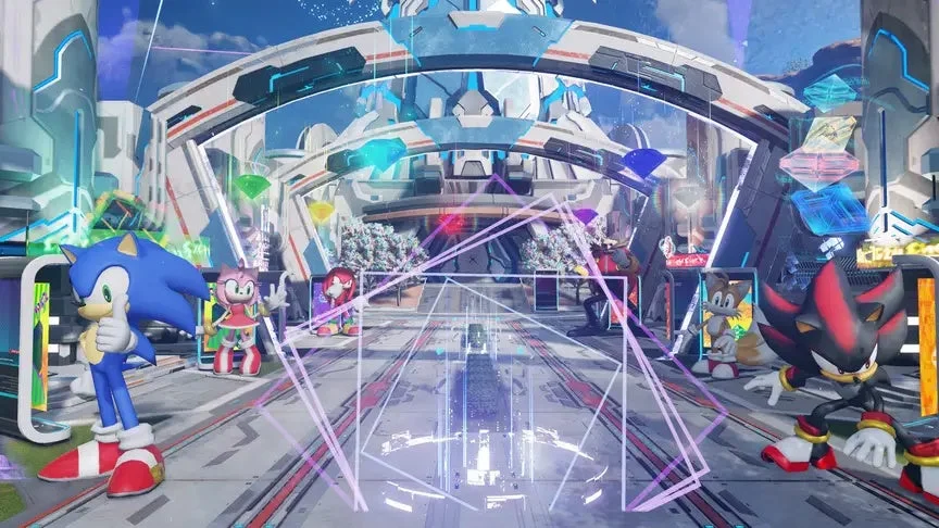 人気ゲーム「ソニック」シリーズのキャラクターたちが未来的なステージに集合している様子です。