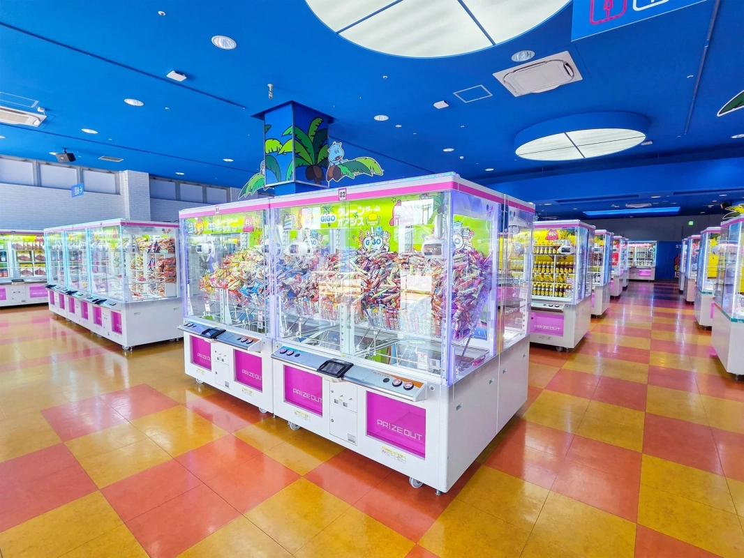 クレーンゲームが並ぶ様子