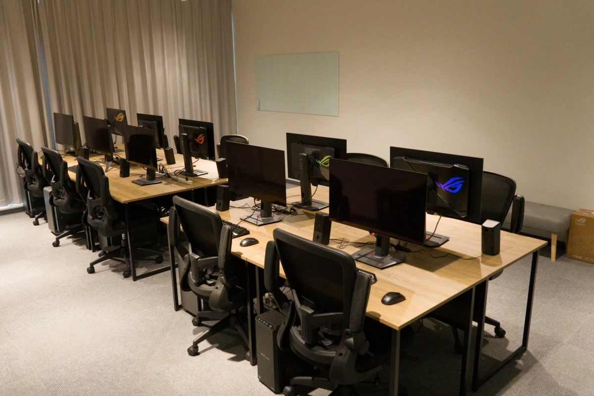 ゲーミングPCが並ぶeスポーツトレーニング施設