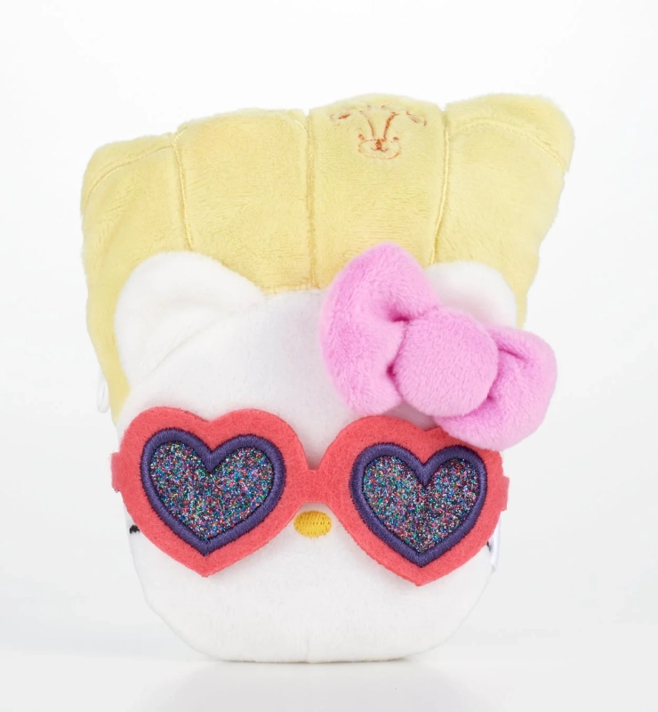 ブロンドの髪とピンクのリボンをつけたハローキティのぬいぐるみが、きらきらしたハート型の赤いサングラスをかけている画像です
