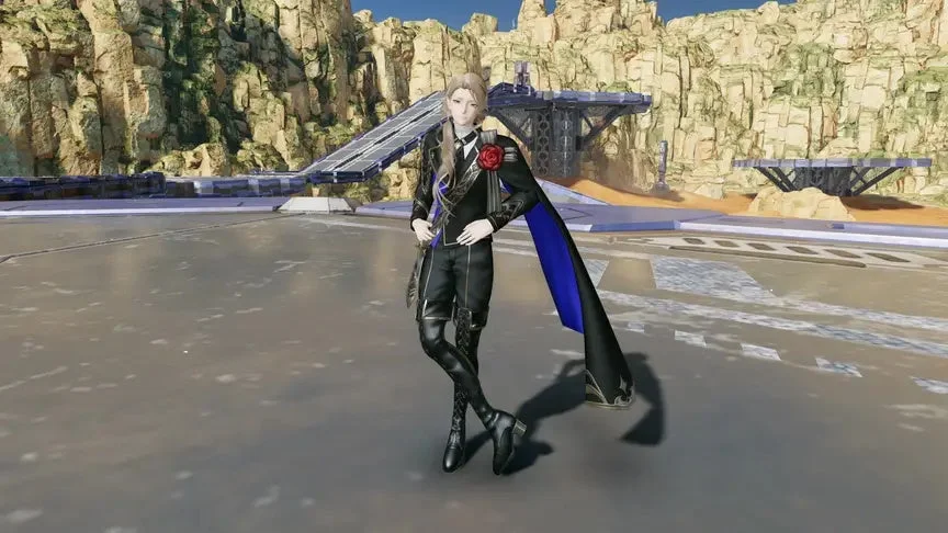 砂漠のような背景に、黒と青のスタイリッシュな衣装をまとった男性キャラクターが立っています。