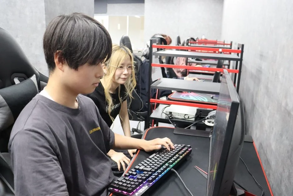 学生がゲームをプレイする様子