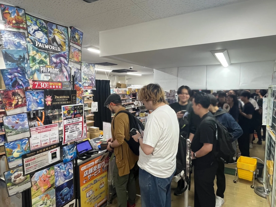 店内の様子と『パルワールド オフィシャルカードゲーム』のポスター