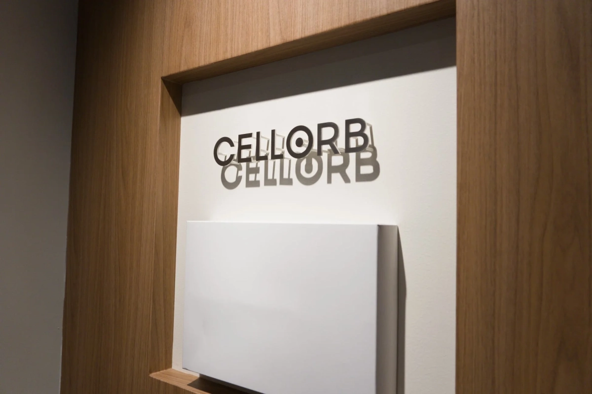 CELLORBの文字がデザインされた壁