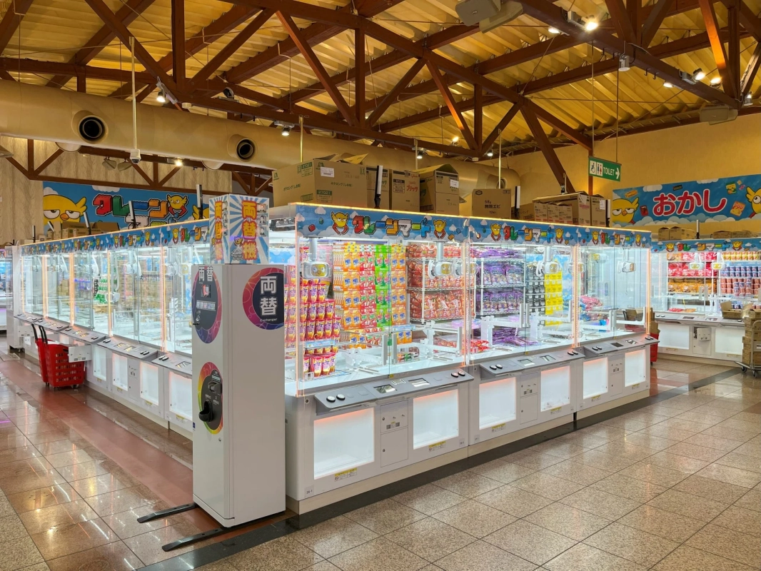 クレーンゲームが多数設置された店内、お菓子が景品