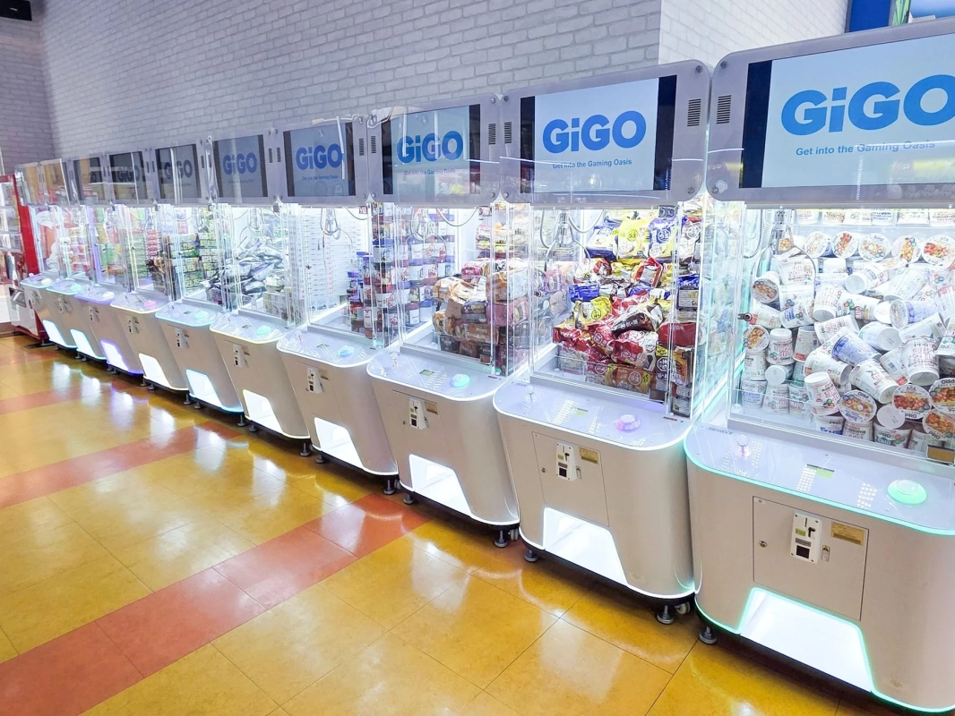 クレーンゲームの景品が並ぶ様子