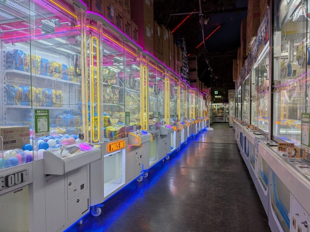 カラフルなネオンが輝くクレーンゲーム機