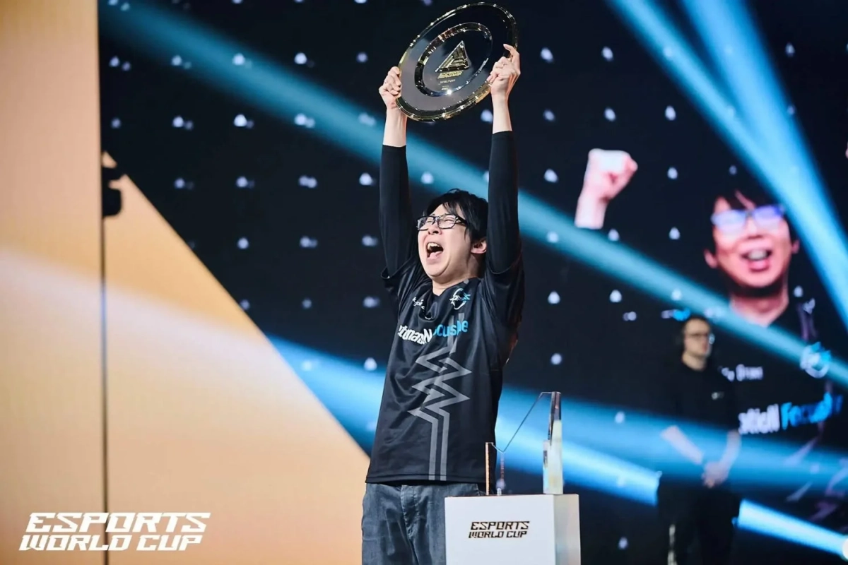 eスポーツの大会で優勝し、光り輝くトロフィーを両手で高く掲げ、喜びを爆発させている選手の姿