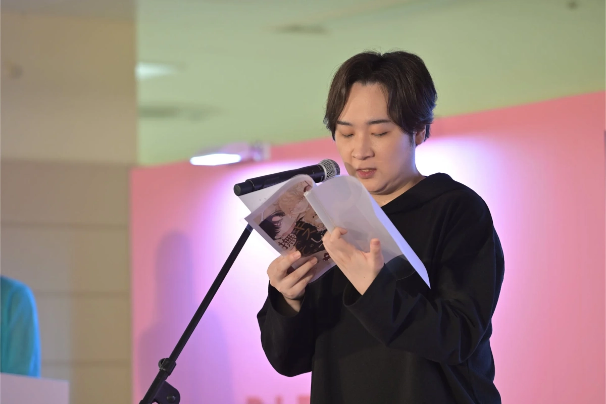 児玉卓也さんによる朗読の様子