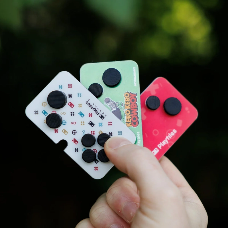 Playtilesを手に持った様子