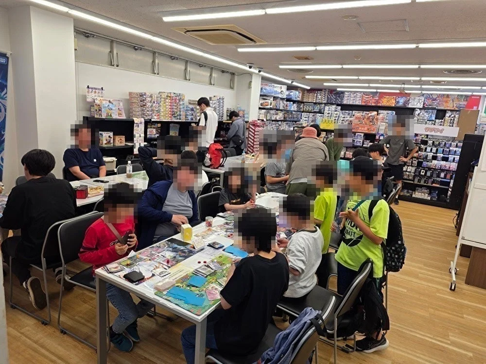 カードゲームを楽しむ人々