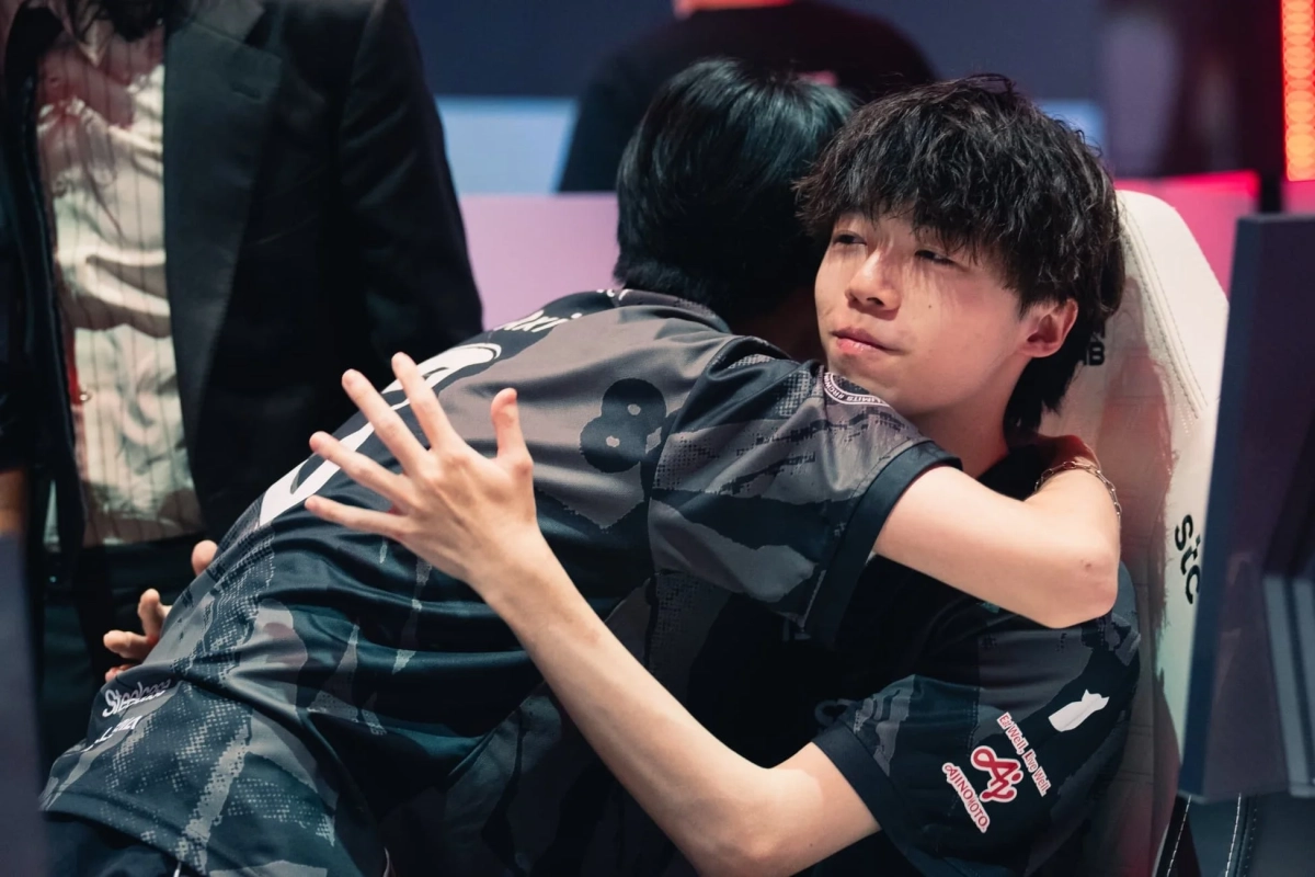 eスポーツのユニフォームを着た2人の男性が抱き合っている瞬間