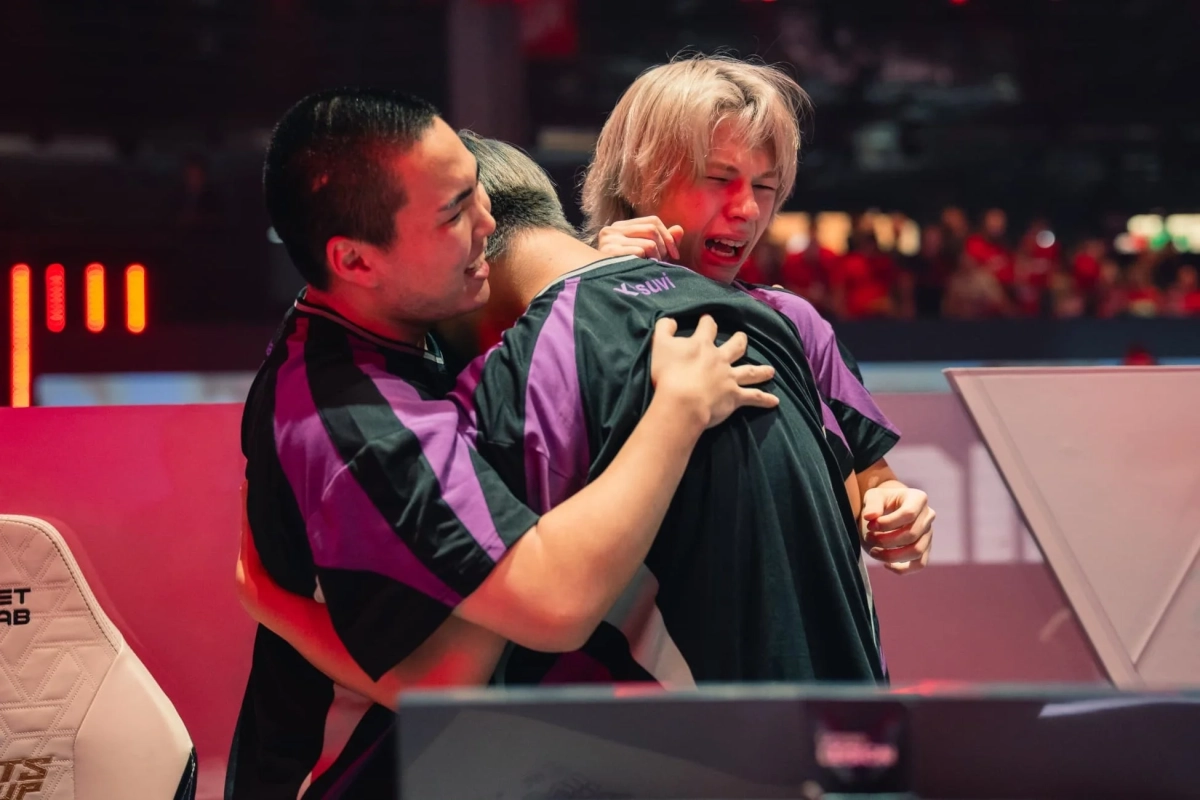 eスポーツ選手が抱き合い、感情をあらわにしている様子