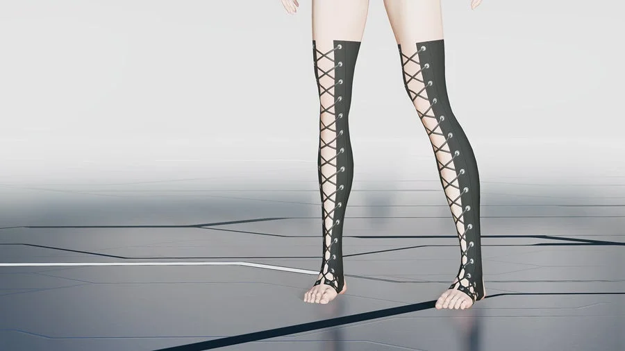 未来的な空間に立つキャラクターの脚元を捉えた画像です。黒いレースアップデザインのサイハイレッグウェアを着用し、素足が見えています。