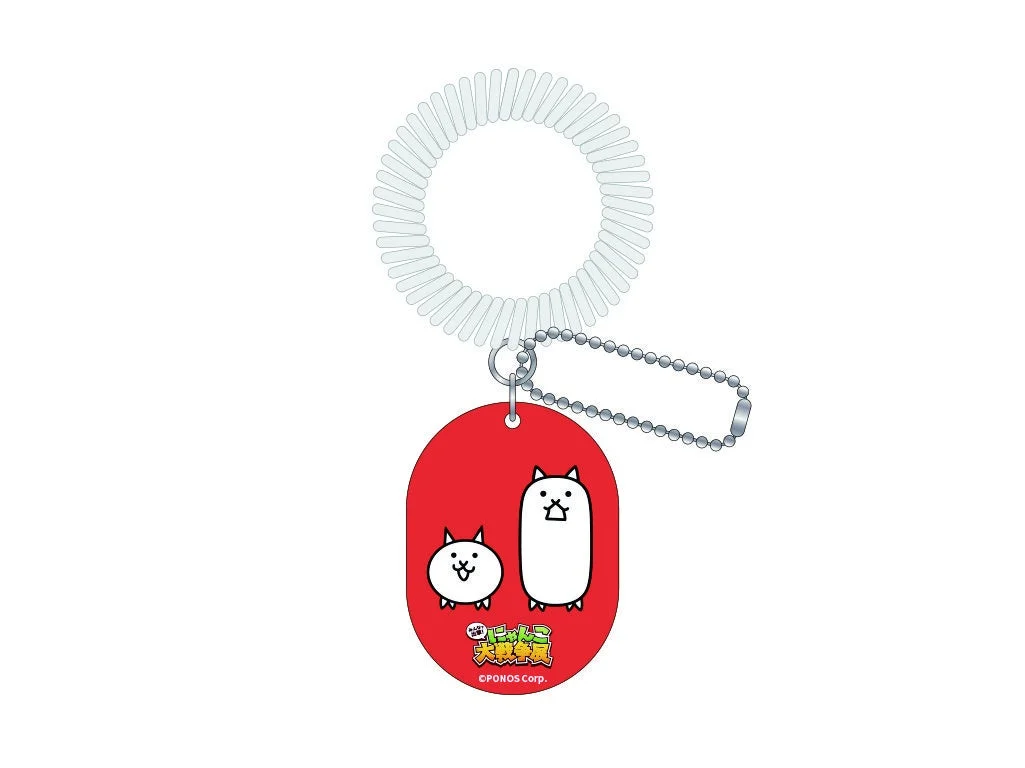ネコとタンクネコが描かれた赤い楕円形のマスコットキーホルダー