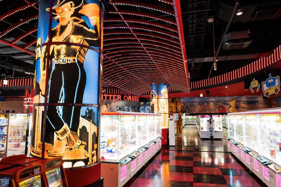 クレーンゲームが並ぶ店内