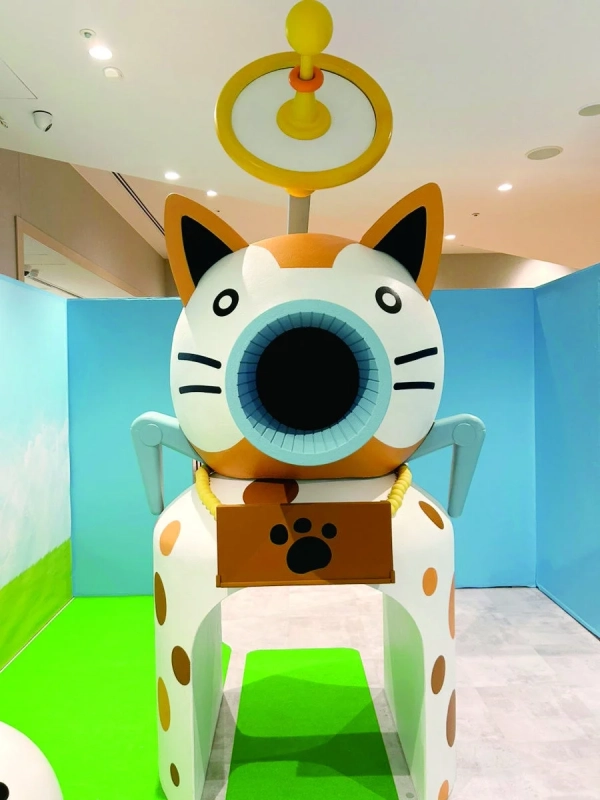 猫のキャラクターを模した大きなオブジェクト