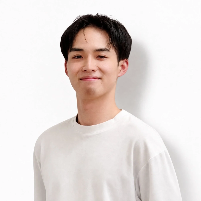 白いTシャツを着た若いアジア人男性