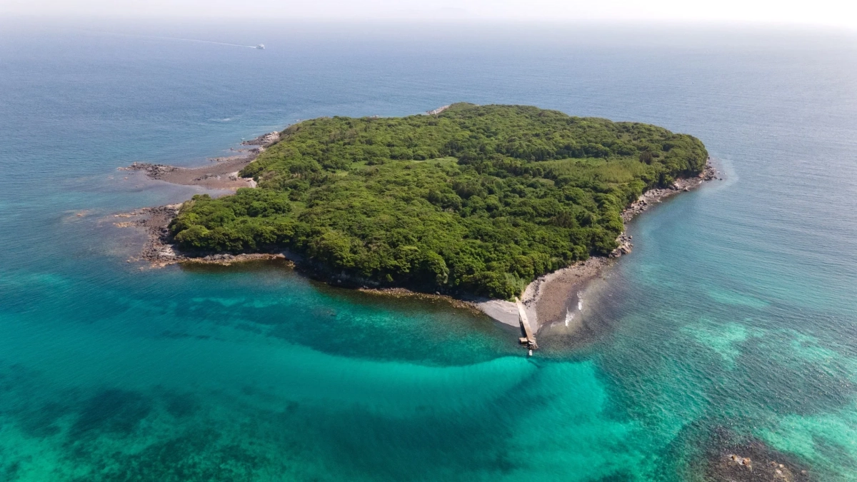 エメラルドグリーンの美しい海に囲まれた妻ヶ島の空撮