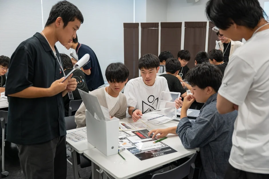 学生のグループワーク風景