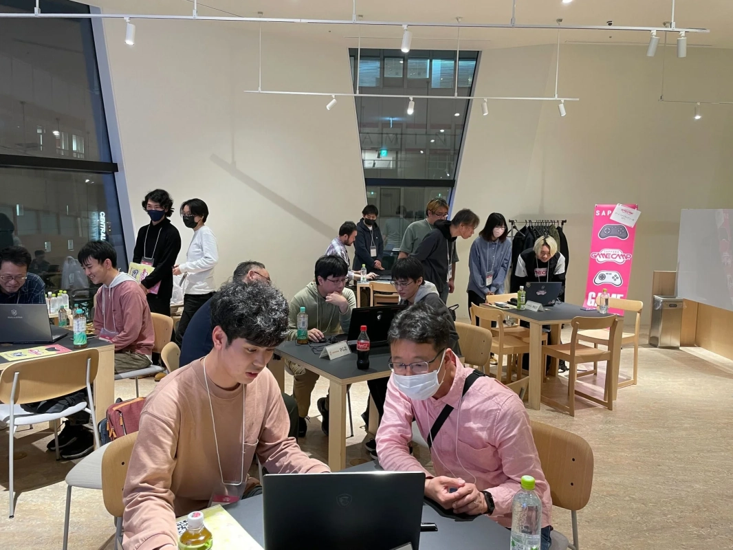 ゲーム開発に取り組む様子