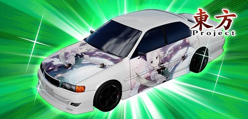 アニメキャラクターが描かれた白いイタ車が、緑色の放射状の背景と光のエフェクトの中で強調