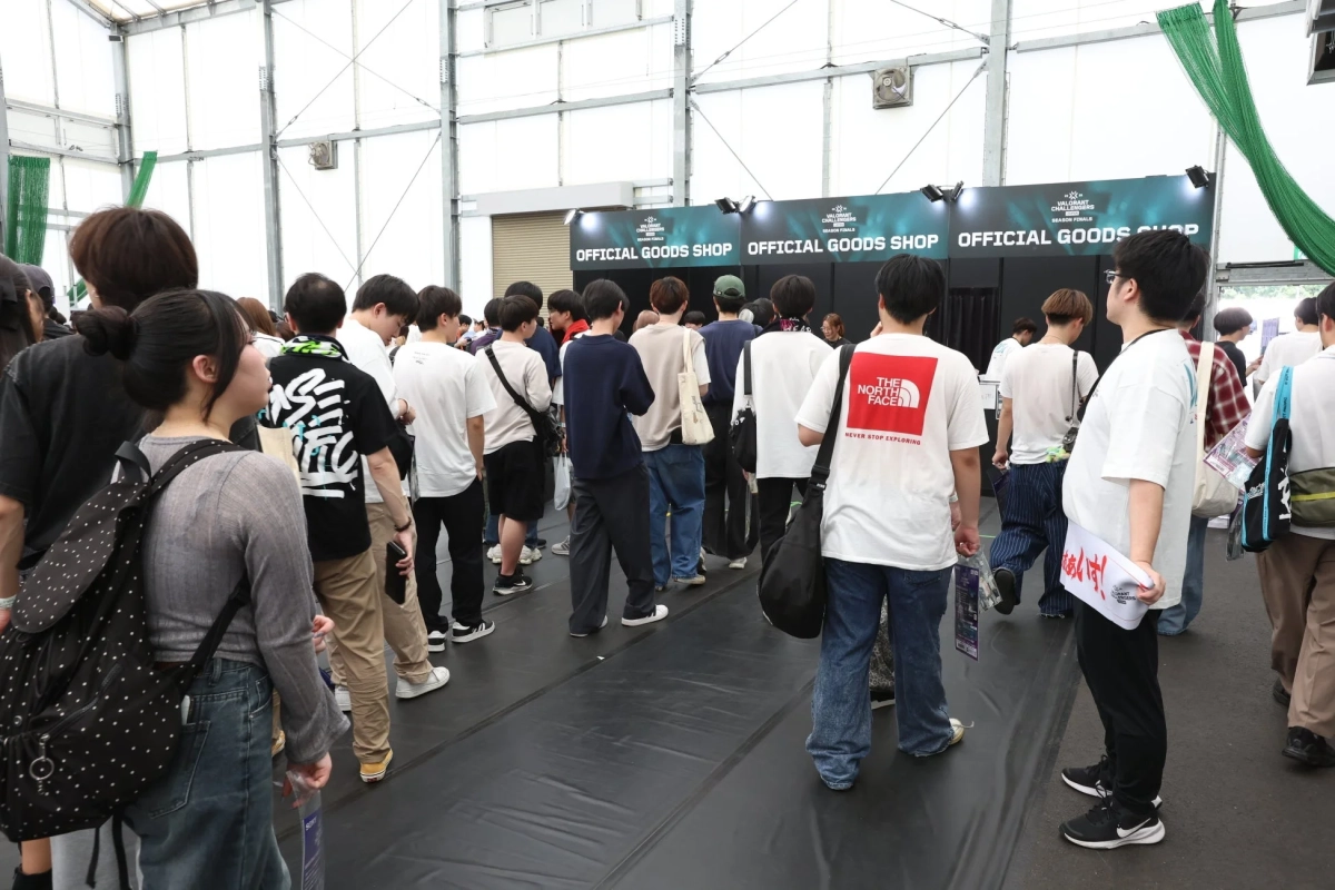 eスポーツイベント「VALORANT CHALLENGERS JAPAN SEASON FINALS」の公式グッズショップに、多くの来場者が列をなしている様子です