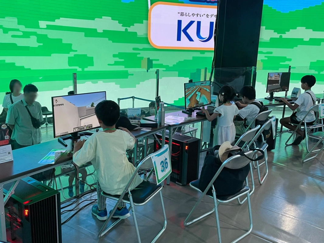 PCでゲームを体験する子どもたち