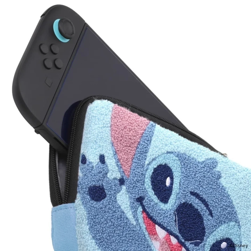 Nintendo Switch本体が、人気ディズニーキャラクター「スティッチ」の顔がデザインされたふわふわした水色のポーチに収納されている様子