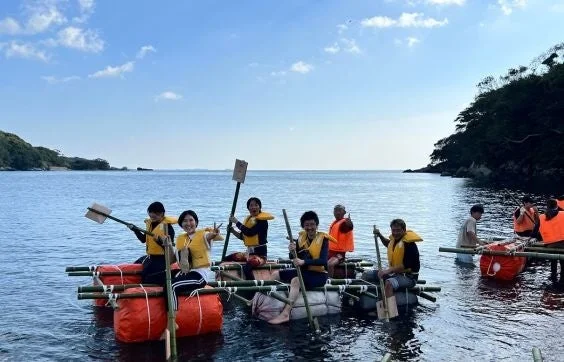 手作りいかだで海を楽しむグループ