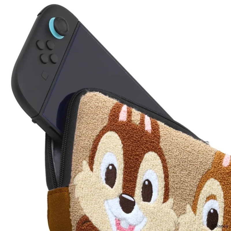 Nintendo Switchが、チップとデールのデザインが施されたふわふわのポーチに収納されている様子